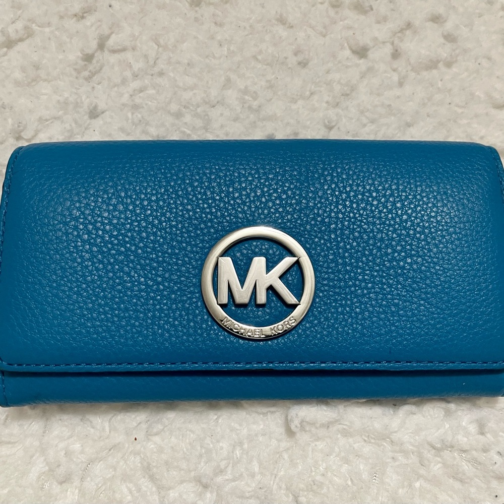 Authentic Michael Kors flap wallett